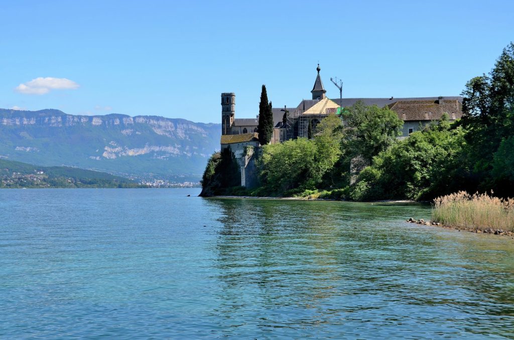 Comment réussir votre Location bateau Aix les Bains sans stress