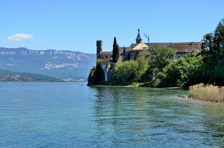Comment réussir votre Location bateau Aix les Bains sans stress