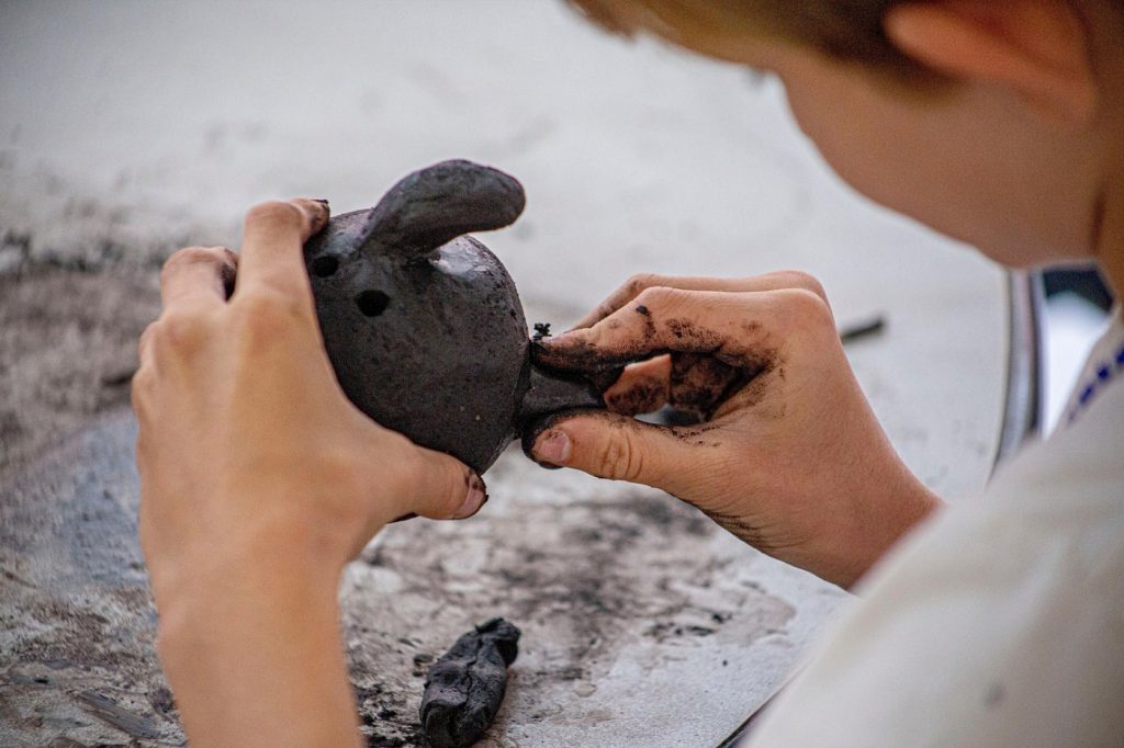 Comment se déroule la restauration des sculptures et retables