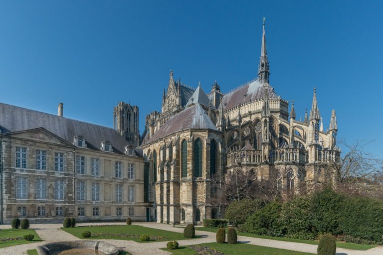 Comment participer à l'opération d'adoption de dalles au Palais du Tau ?
